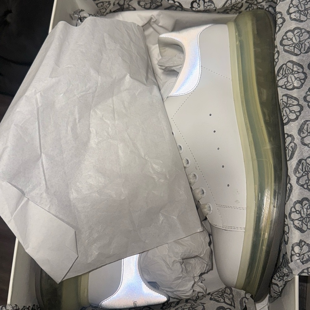 White/silver
Alexander Mcqueen sneaker (MEN SZ 44/ size 11)